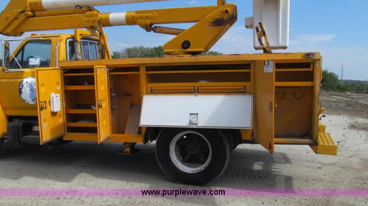 image for item G2107 1987 Ford F600 Altec bucket truck