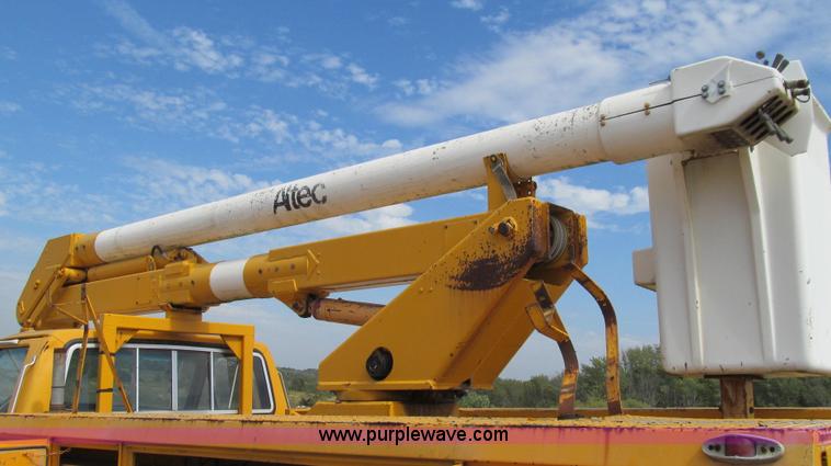 image for item G2107 1987 Ford F600 Altec bucket truck