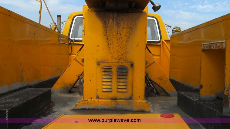 image for item G2107 1987 Ford F600 Altec bucket truck