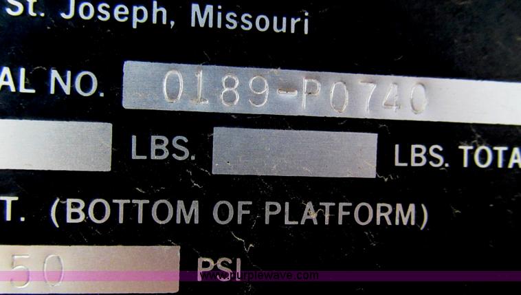 image for item G2107 1987 Ford F600 Altec bucket truck