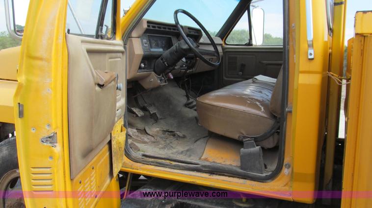 image for item G2107 1987 Ford F600 Altec bucket truck