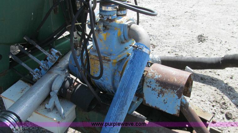 image for item G2111 Badger 8700L BN326 honey wagon