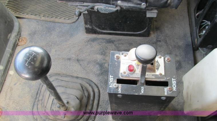 image for item G2114 1988 Ford L8000 dump truck