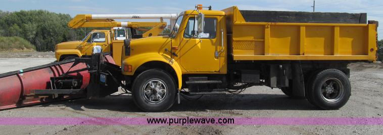 image for item G2115 1993 International 4900 dump truck