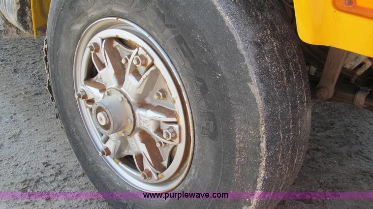 image for item G2115 1993 International 4900 dump truck