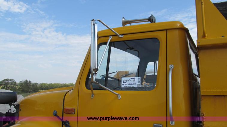 image for item G2115 1993 International 4900 dump truck