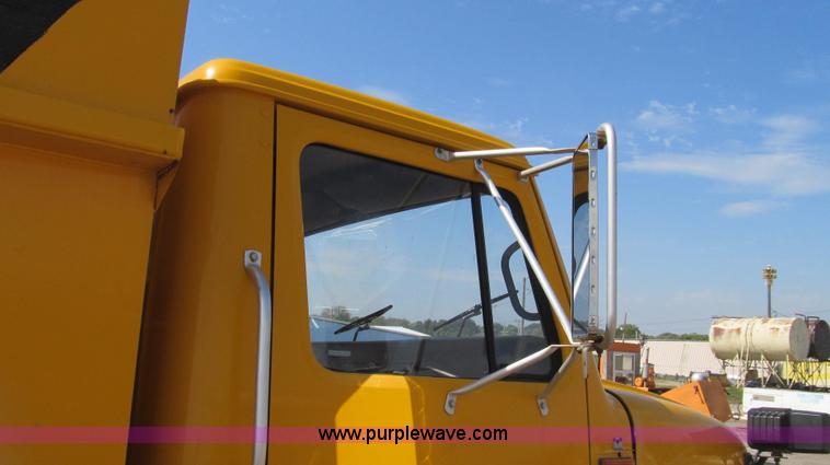 image for item G2115 1993 International 4900 dump truck