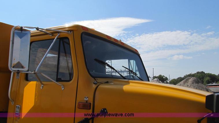 image for item G2115 1993 International 4900 dump truck