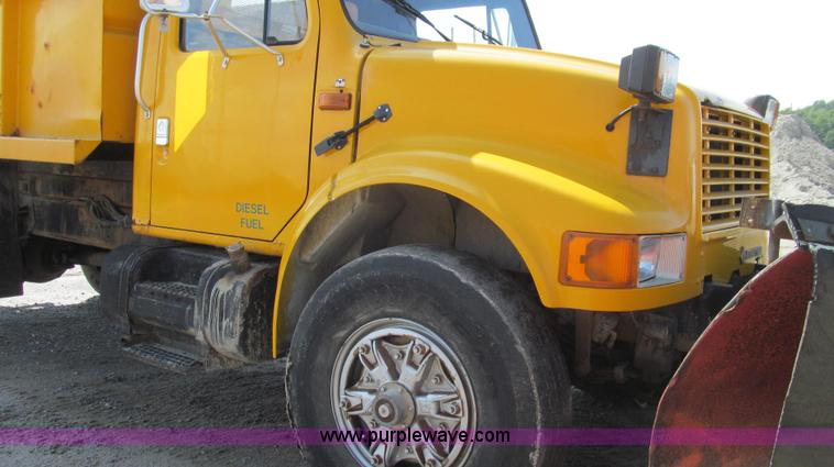 image for item G2115 1993 International 4900 dump truck