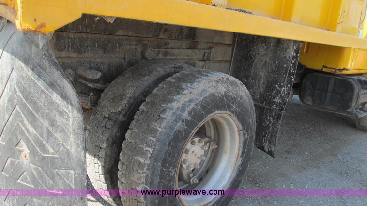 image for item G2115 1993 International 4900 dump truck