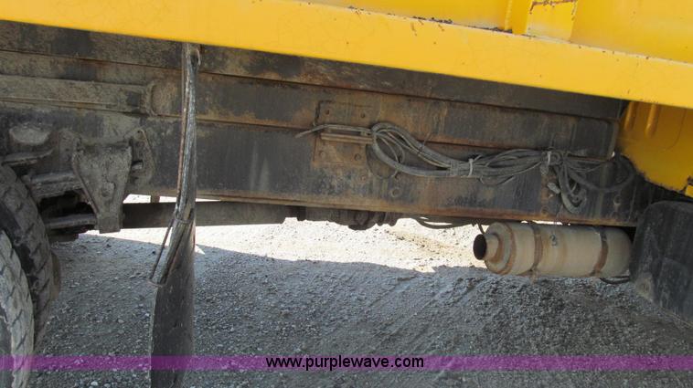 image for item G2115 1993 International 4900 dump truck