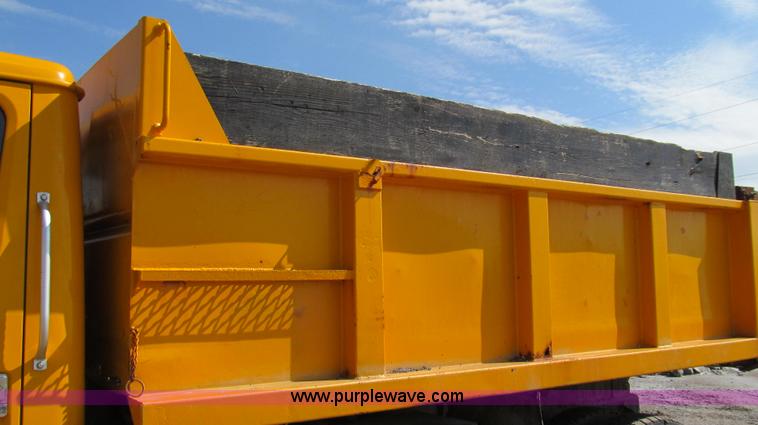 image for item G2115 1993 International 4900 dump truck