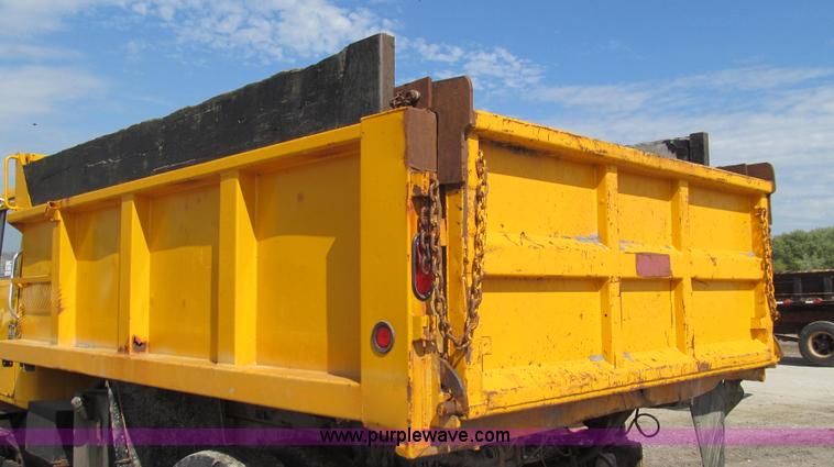 image for item G2115 1993 International 4900 dump truck