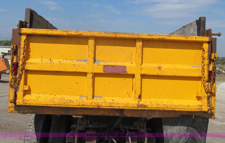 image for item G2115 1993 International 4900 dump truck