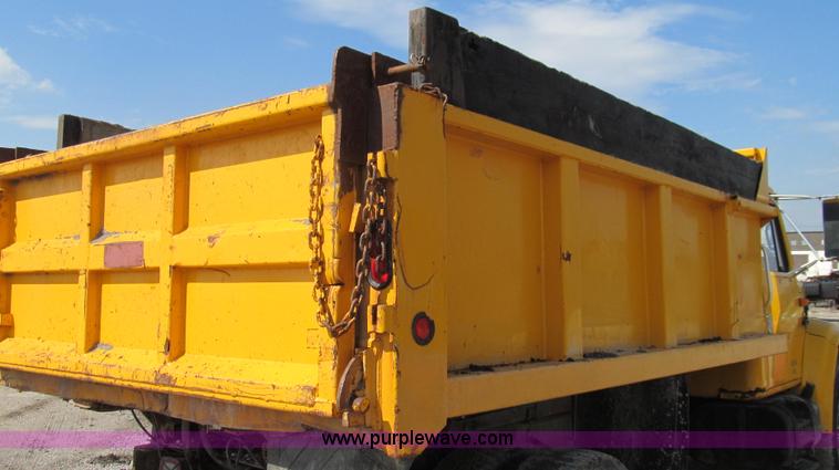 image for item G2115 1993 International 4900 dump truck