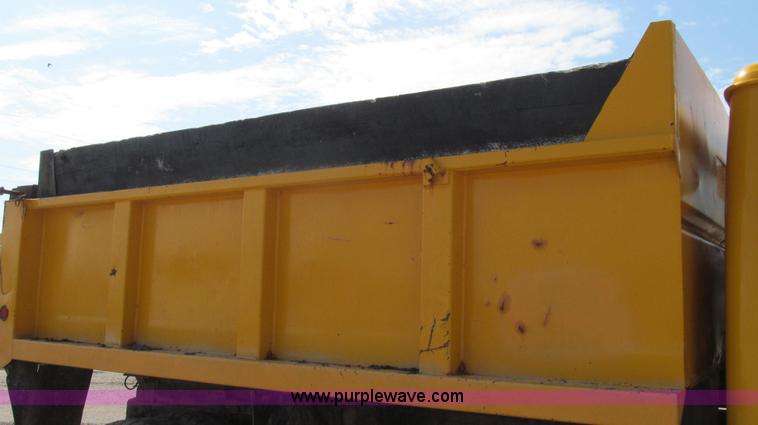 image for item G2115 1993 International 4900 dump truck