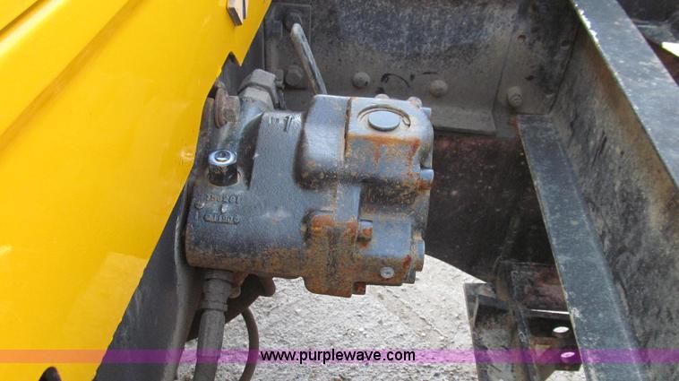 image for item G2115 1993 International 4900 dump truck