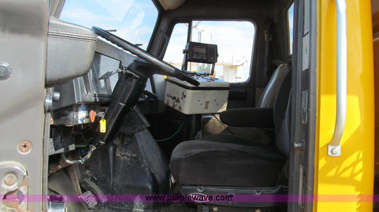 image for item G2115 1993 International 4900 dump truck