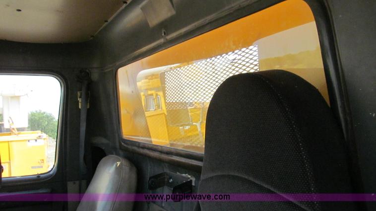 image for item G2115 1993 International 4900 dump truck