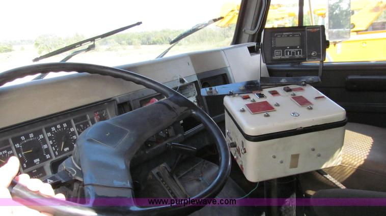 image for item G2115 1993 International 4900 dump truck