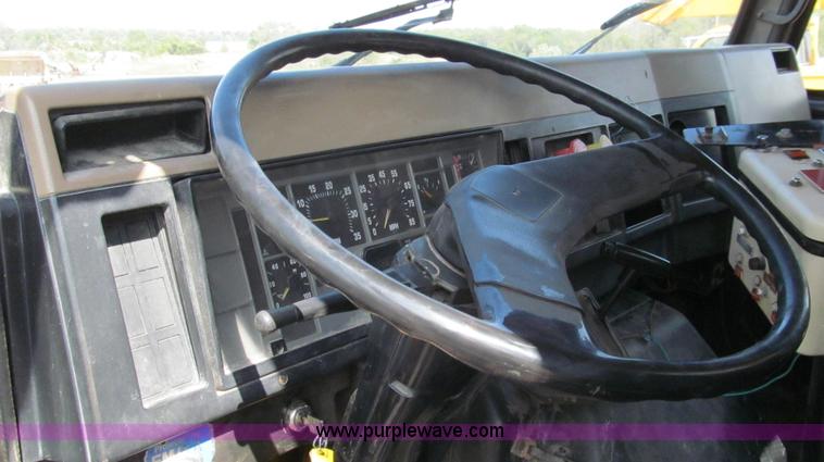 image for item G2115 1993 International 4900 dump truck