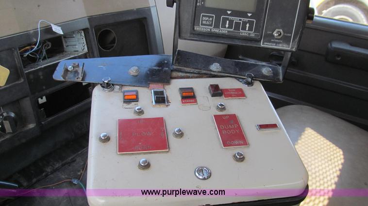 image for item G2115 1993 International 4900 dump truck