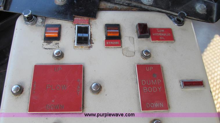 image for item G2115 1993 International 4900 dump truck