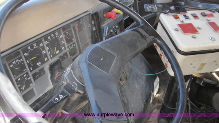 image for item G2115 1993 International 4900 dump truck