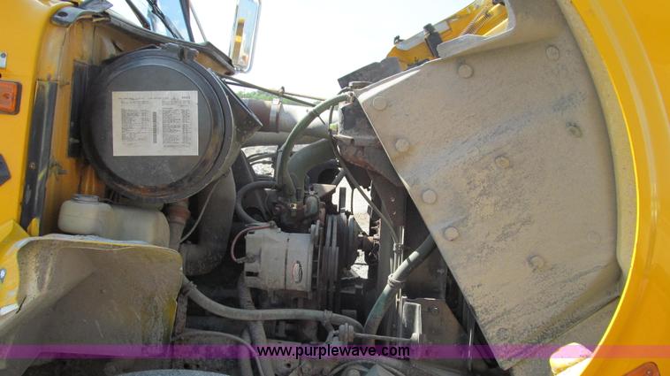 image for item G2115 1993 International 4900 dump truck