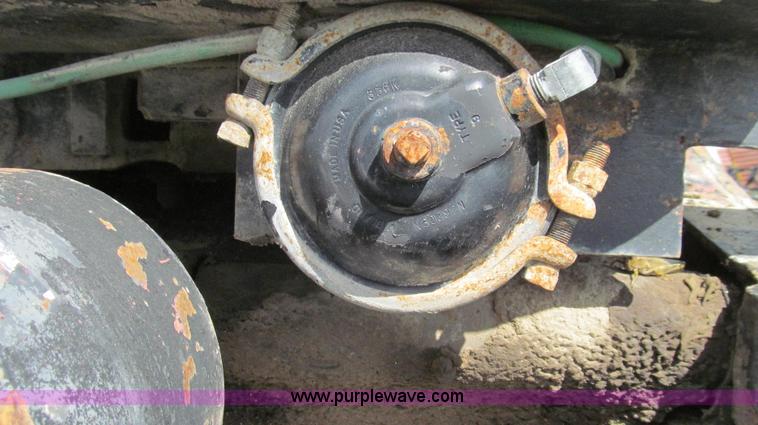 image for item G2117 Bartlett M85 lifting fifth wheel device