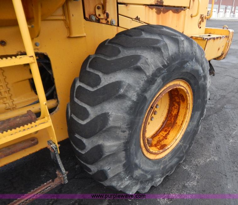 image for item G3466 1999 John Deere 624H wheel loader