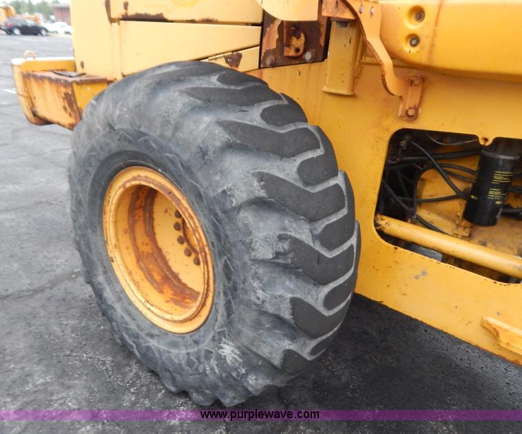 image for item G3466 1999 John Deere 624H wheel loader
