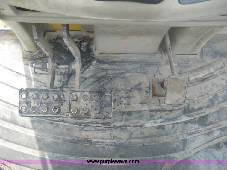 image for item H6434 2002 Komatsu WB140-2 backhoe