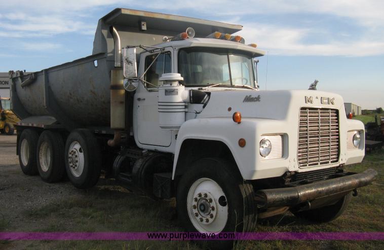 image for item H6442 1985 Mack R686ST barrel dump truck