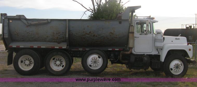 image for item H6442 1985 Mack R686ST barrel dump truck