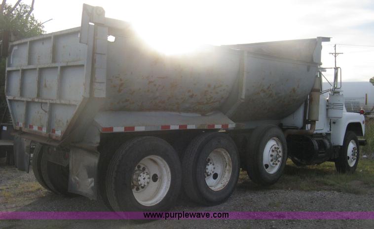 image for item H6442 1985 Mack R686ST barrel dump truck