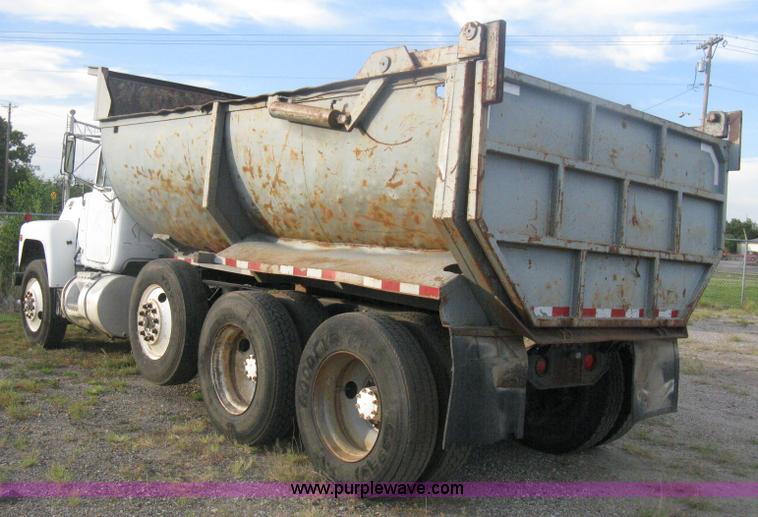 image for item H6442 1985 Mack R686ST barrel dump truck