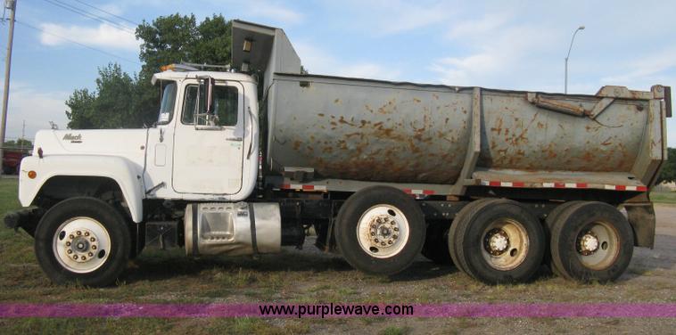 image for item H6442 1985 Mack R686ST barrel dump truck