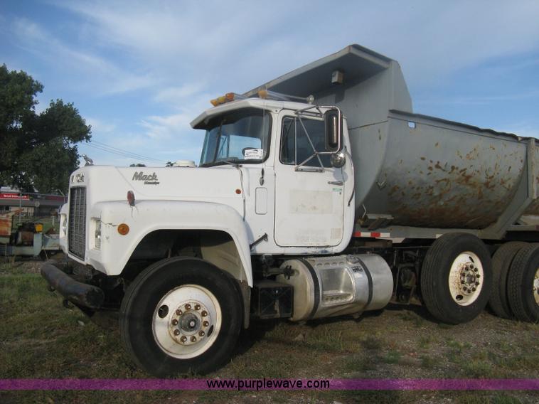 image for item H6442 1985 Mack R686ST barrel dump truck
