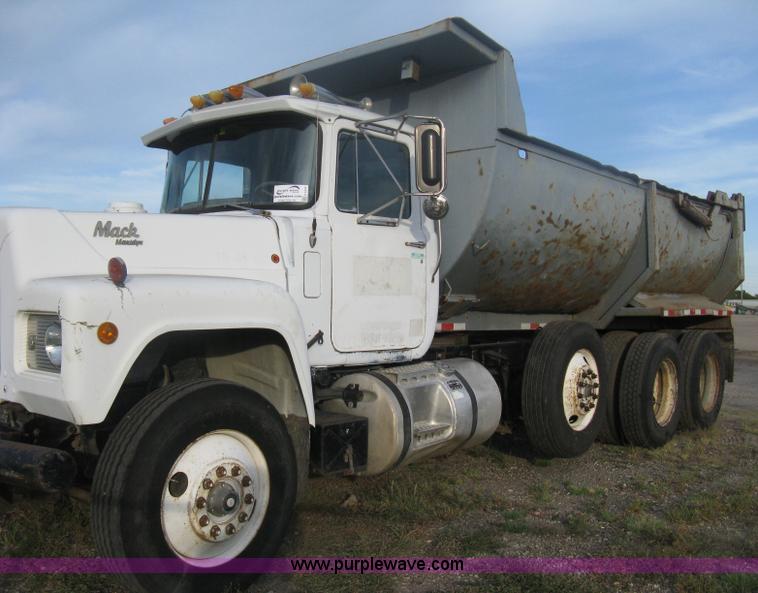 image for item H6442 1985 Mack R686ST barrel dump truck