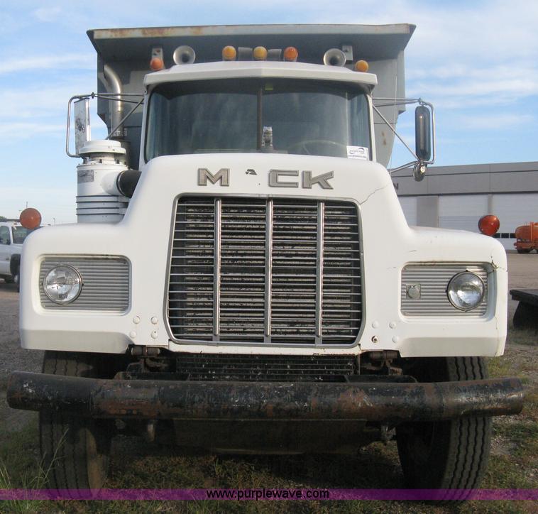 image for item H6442 1985 Mack R686ST barrel dump truck