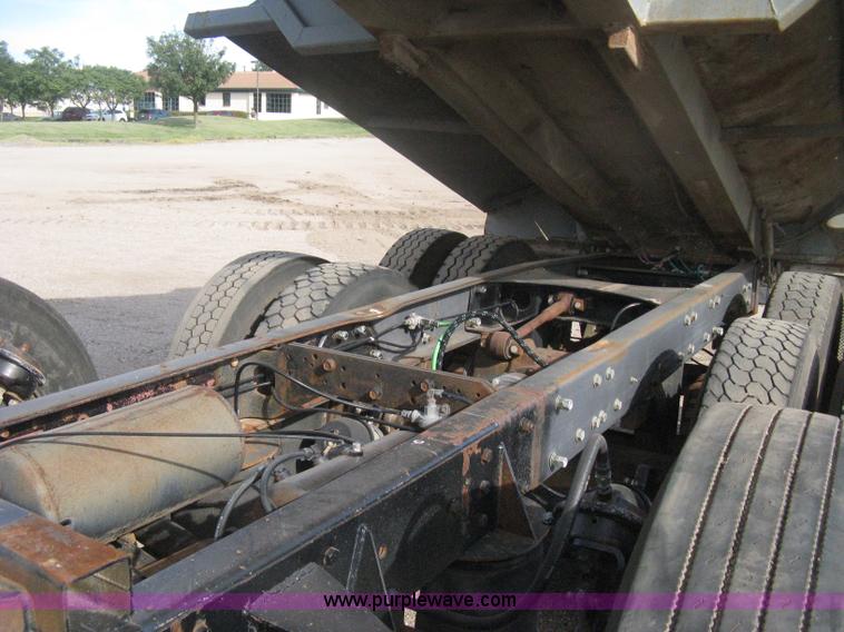 image for item H6442 1985 Mack R686ST barrel dump truck