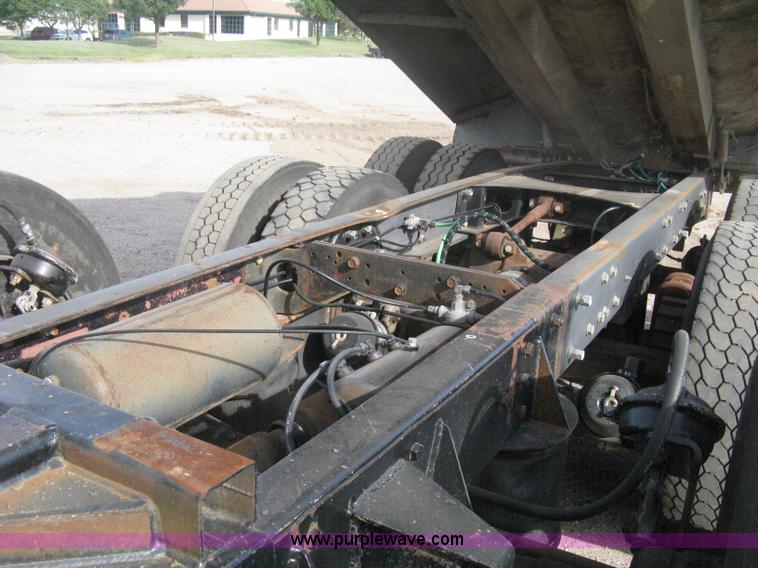 image for item H6442 1985 Mack R686ST barrel dump truck