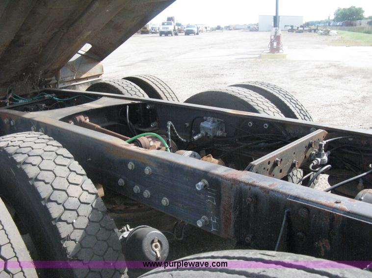 image for item H6442 1985 Mack R686ST barrel dump truck