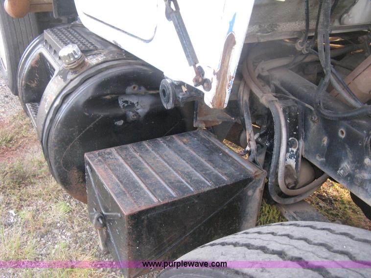 image for item H6442 1985 Mack R686ST barrel dump truck