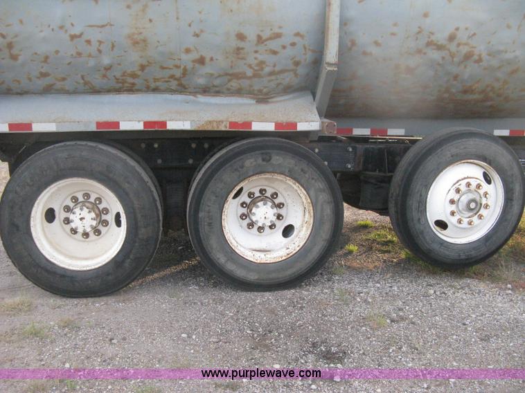 image for item H6442 1985 Mack R686ST barrel dump truck