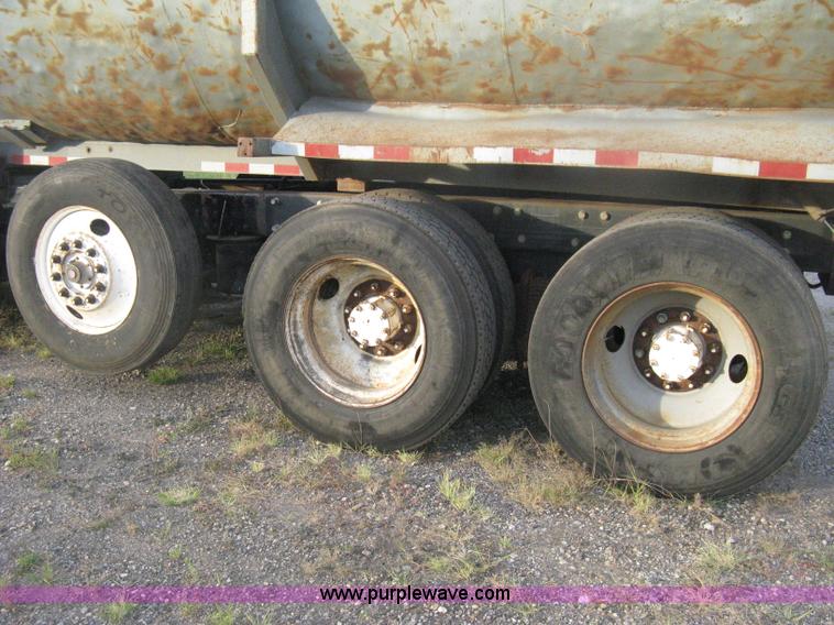 image for item H6442 1985 Mack R686ST barrel dump truck