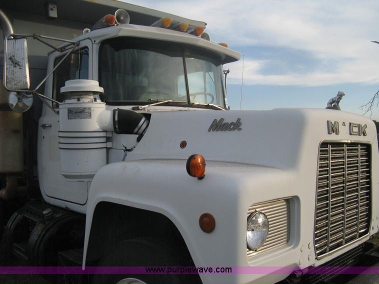 image for item H6442 1985 Mack R686ST barrel dump truck