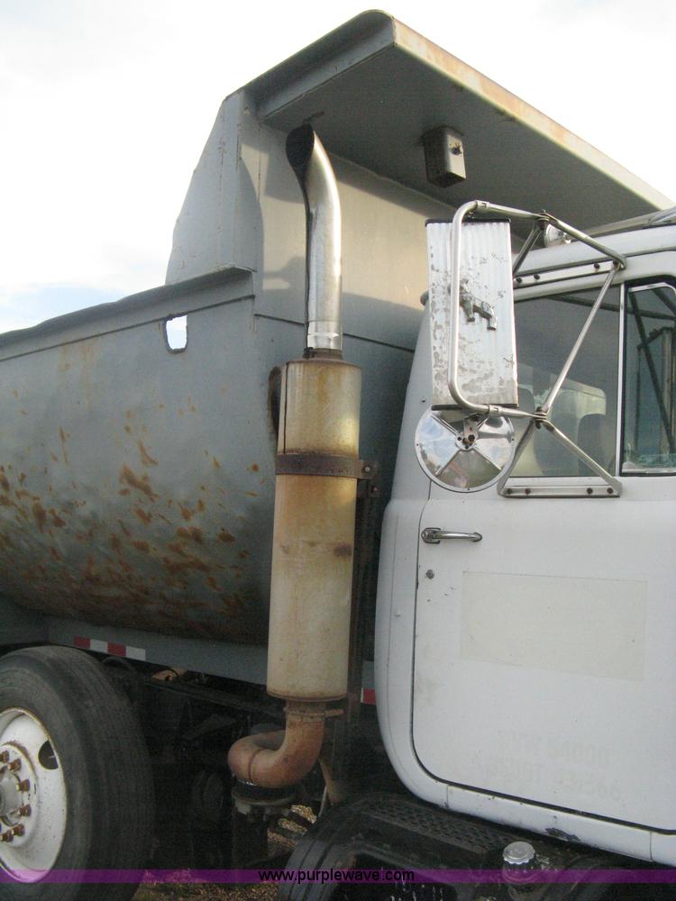 image for item H6442 1985 Mack R686ST barrel dump truck