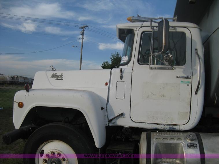 image for item H6442 1985 Mack R686ST barrel dump truck